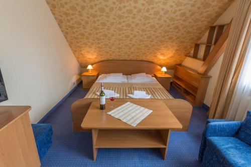 Standard Double or Twin Room image 8
