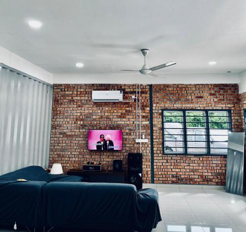 Shared lounge/TV area, The Rina Homestay-Whole Villa with Private Pool,BBQ & Karaoke-1Min Beach- in Port Dickson