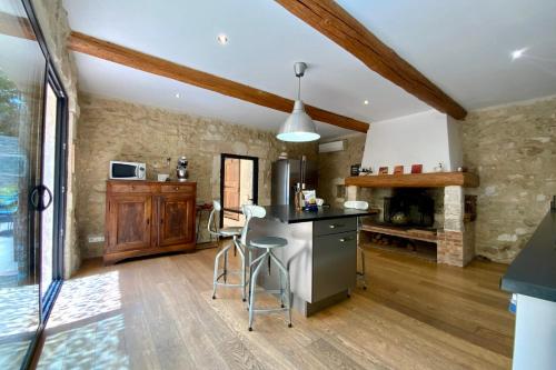 La Maison de la Place - Charming house with swimming pool & exposed stone in Mudaison
