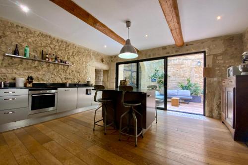 La Maison de la Place - Charming house with swimming pool & exposed stone in Mudaison