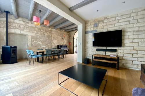 La Maison de la Place - Charming house with swimming pool & exposed stone in Mudaison