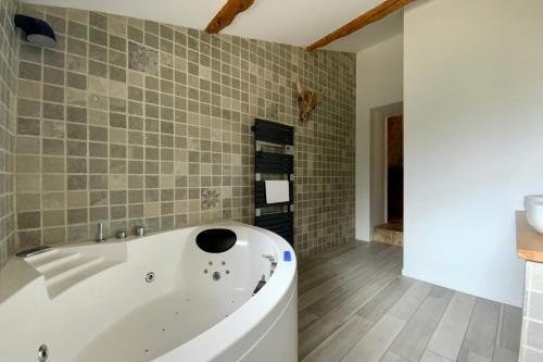 La Maison de la Place - Charming house with swimming pool & exposed stone in Mudaison