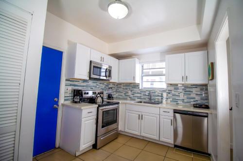 Casa Gaby One-Bedroom Apartments by Royal Stays - image 43