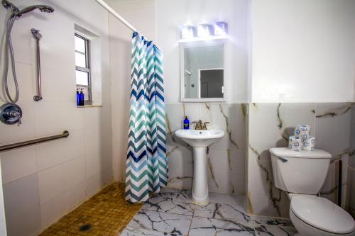 Casa Gaby One-Bedroom Apartments by Royal Stays - image 42