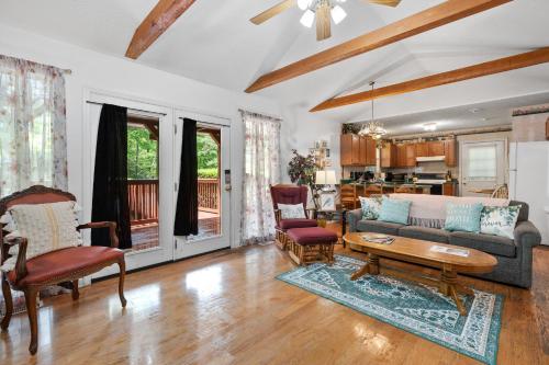 Mountain Dew - 2 Bedrooms 2 Baths Sleeps 4 cabin - image 7