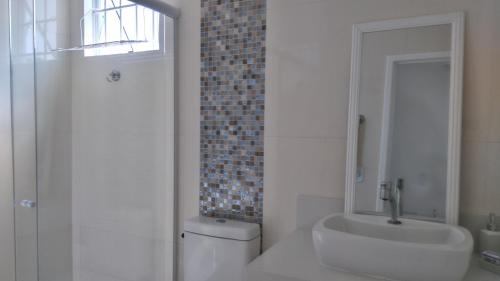 Bathroom, Cabo Frio Flats in Jardim Nautilus