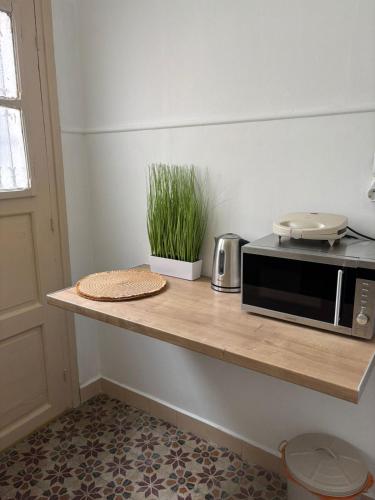Plaka's Central Cozy and Comfort Home - image 14