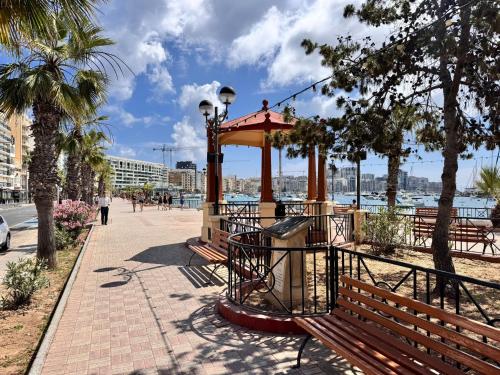 Charming retreat off the sea front 3