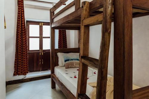 Standard Twin Room image 4