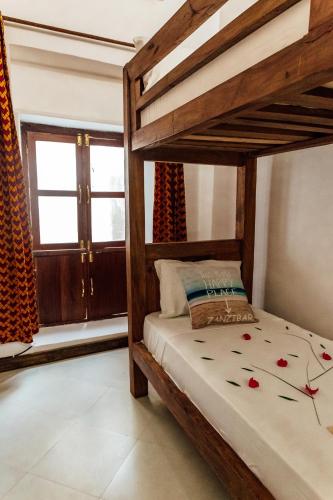 Standard Twin Room image 3