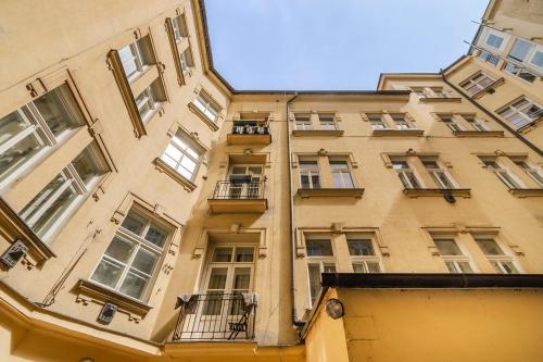 Prague Days - SAttic Apartment with AC next to Old Town Square - image 2
