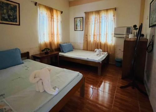 1 double bed, 1 twin bed