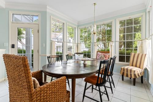 Spacious 4BR Home Pools Bikes Balcony in Bayside