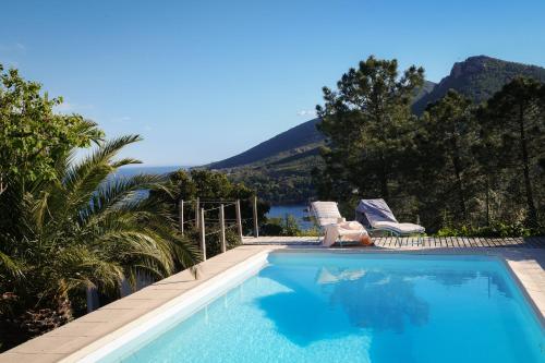 Villa d'exception vue mer avec piscine privée (Villa d'exception vue mer avec piscine privee) in Le Trayas Superieur