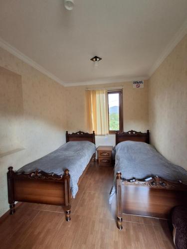 2 twin beds