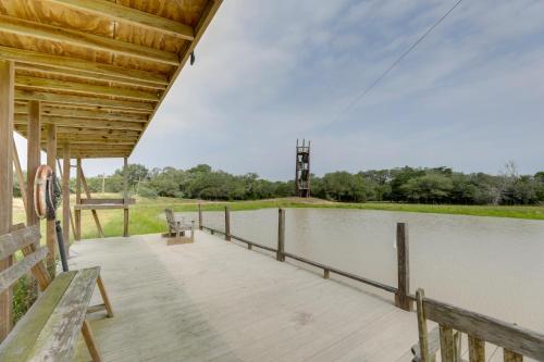 Cool Mornings, Crackling Fires, Monster Catfish!! in โคลัมบัส (TX)