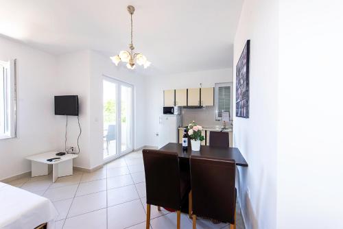 One-Bedroom Apartment image 10