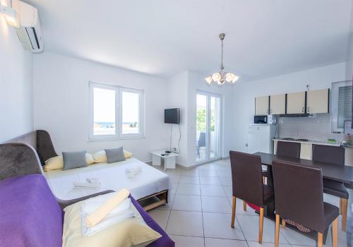 One-Bedroom Apartment image 9