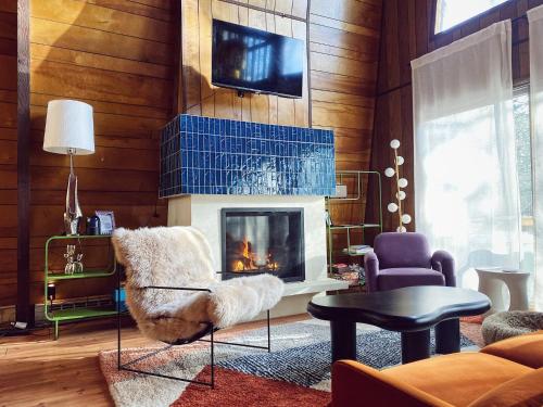 Designer Family Retreat I Ski Hill, Fireplace & Skating