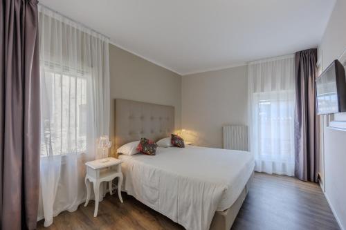 Standard Double Room image 3
