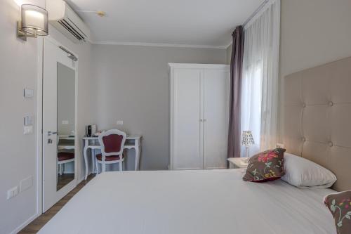 Standard Double Room image 4