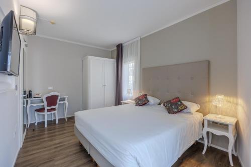 Standard Double Room image 5
