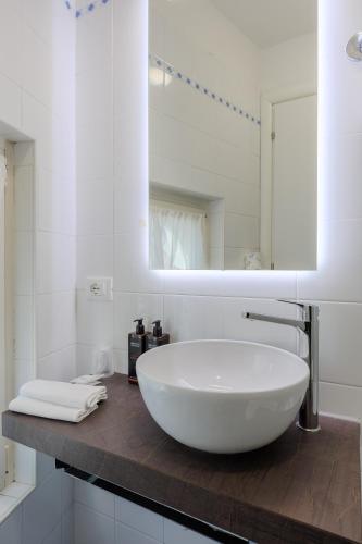 Standard Double Room image 10