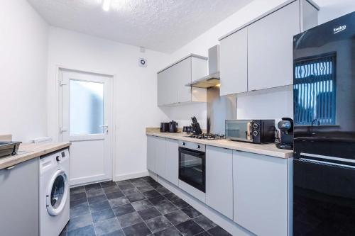 Bright & Comfy 4-Bedroom House 10 mins to City by Rest&Recharge, Manchester (Foto 4)