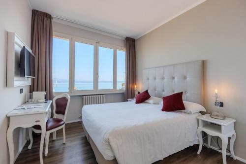 Double Room with Lake View image 2