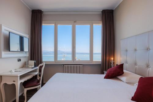 Double Room with Lake View image 3