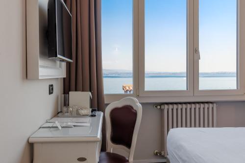 Double Room with Lake View image 6