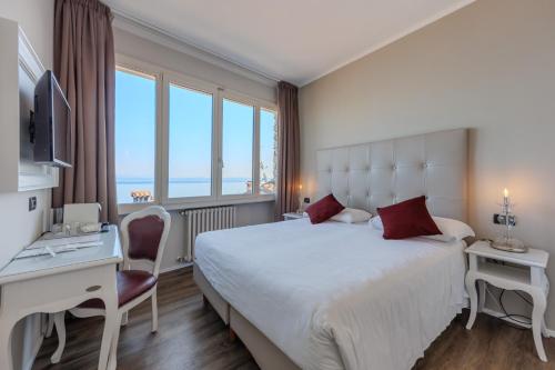 Double Room with Lake View image 4