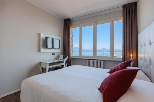 Double Room with Lake View image 7