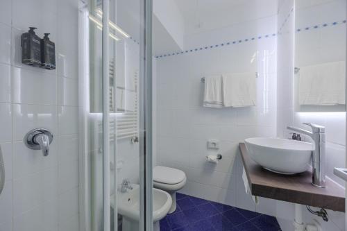 Double Room with Lake View image 9