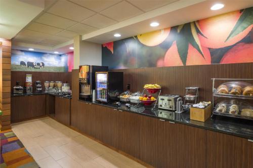 Fairfield Inn & Suites by Marriott Allentown Bethlehem/Lehigh Valley Airport - image 2