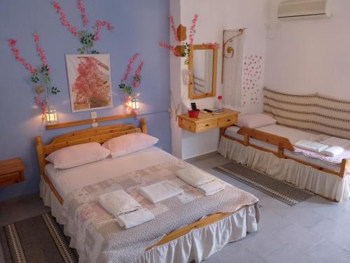 1 double bed, 1 twin bed