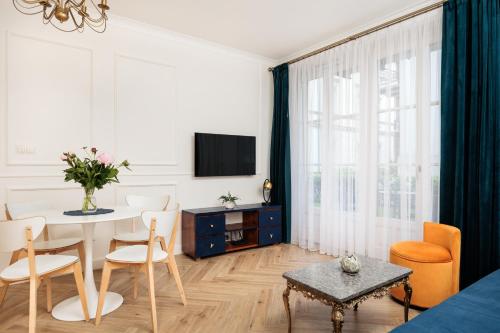 Atrium - Old Town Luxury Apartments - by Upstairs 2
