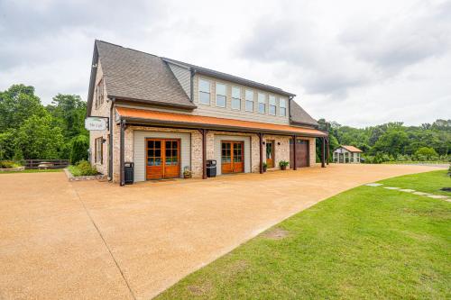 Farm and Lake Views Rural Mississippi Loft Apt in Hernando (Mississippi)