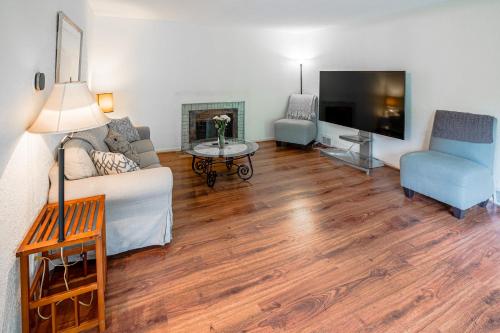 Pet-Friendly St Paul Home Fireplace and Office Area in Mendota, USA