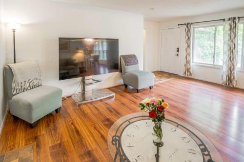 Pet-Friendly St Paul Home Fireplace and Office Area in Mendota, USA