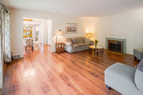 Pet-Friendly St Paul Home Fireplace and Office Area in Mendota, USA