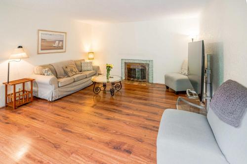 Pet-Friendly St Paul Home Fireplace and Office Area in Mendota, USA