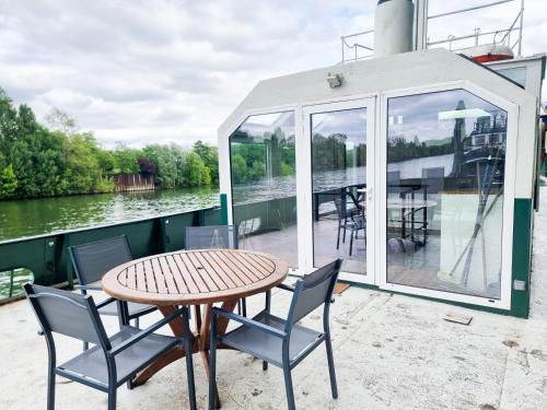 Зручності, EXIGEHOME - Péniche 120 m2 en bord de Seine calme et verdoyant (EXIGEHOME - Peniche 120 m2 en bord de Seine calme et verdoyant) in Ля Порт Марлі
