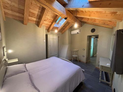 Riverside Room Pierre in Pontboset