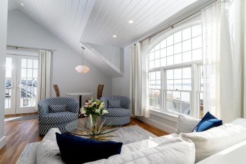 Topside Inn - main image
