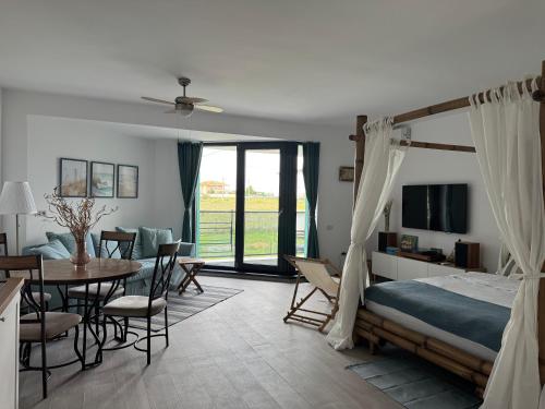 ห้องส่วนกลางสำหรับนั่งเล่น/ดูทีวี, Evan by The Sea Escape in คอสติเนสตี