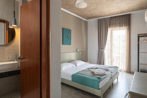 1 queen bed, 2 twin beds