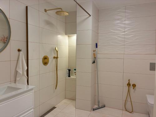 Zuhanyzó, Stylish & Bright ARTpartment- Family -Friendly in Haapsalu