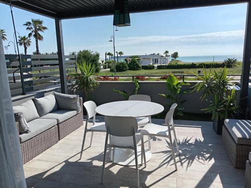 設施, SUITE CONTI 36 terrazza sul mare 2lettini e ombrellone in 聖厄爾皮迪奧港