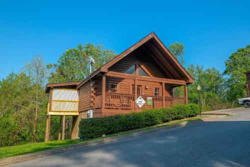 1BR log cabin sleeps 6- walking distance to Wonderworks and 5 miles to Dollywood!